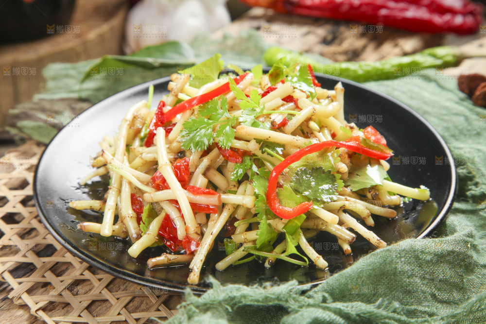 盘子里装着炒鱼腥草