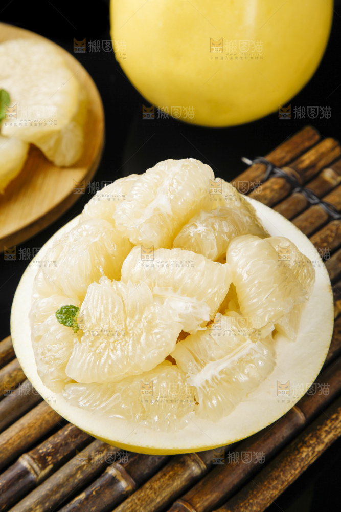竹底上的水晶蜜柚