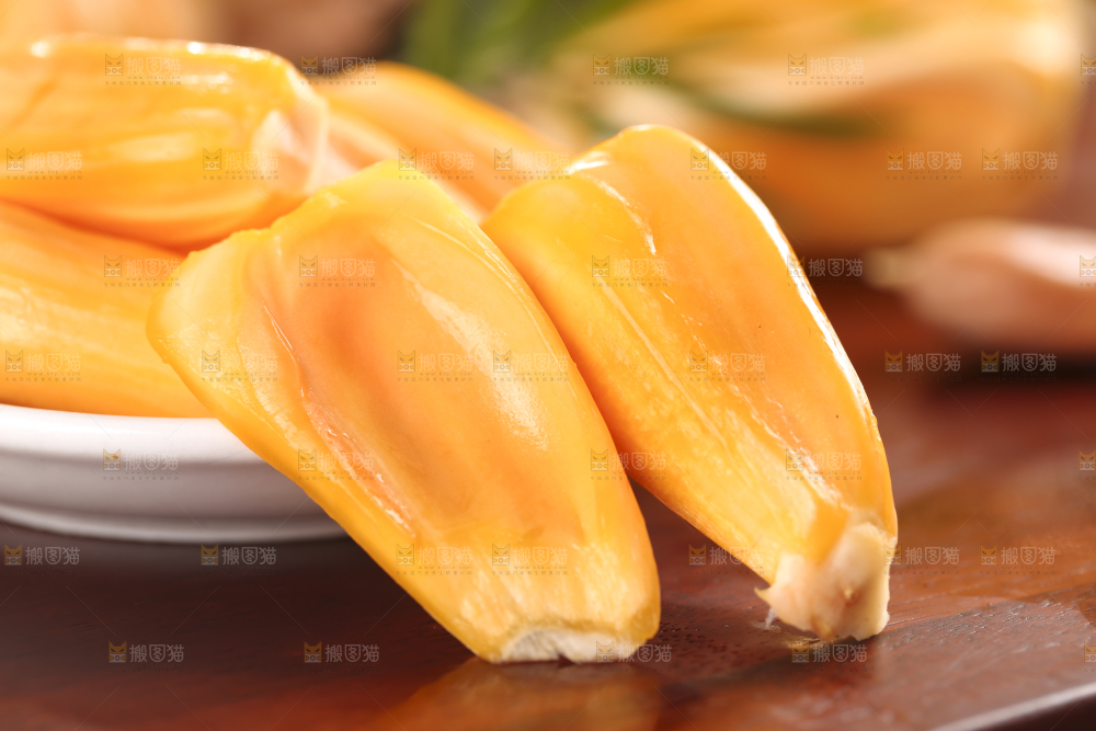 盘子里装着红心菠萝蜜