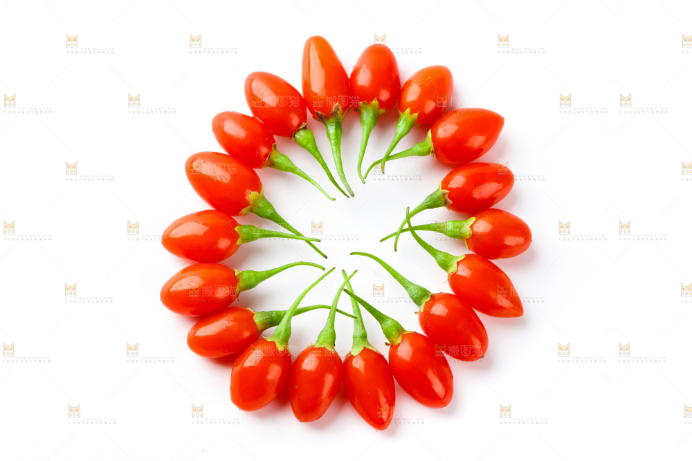 白底上放着枸杞