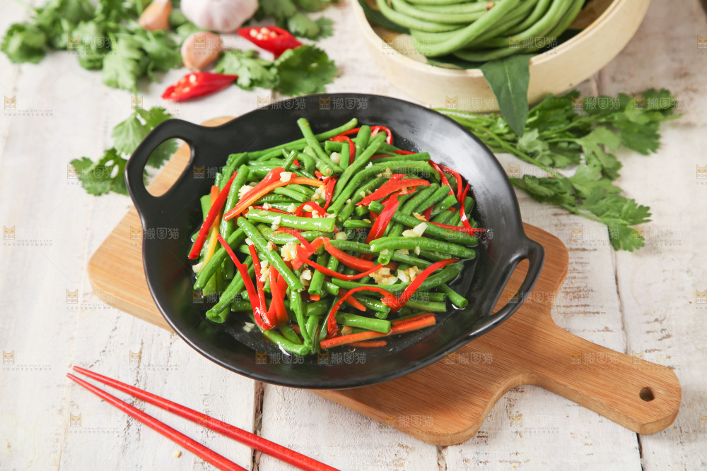 盘子里装着豇豆炒辣椒