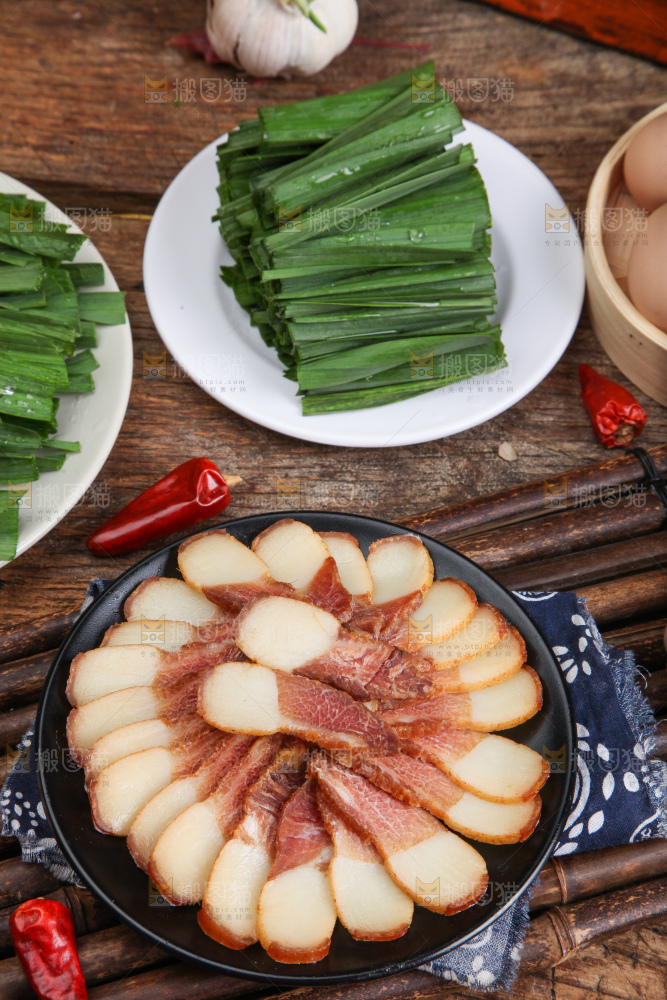 盘子里装着腊肉