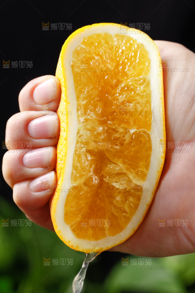手里拿着新鲜橙子