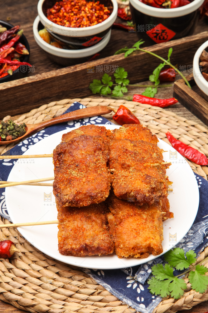 签子上穿着香酥带鱼
