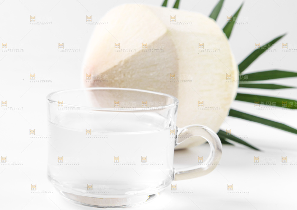 杯子里装着椰子汁