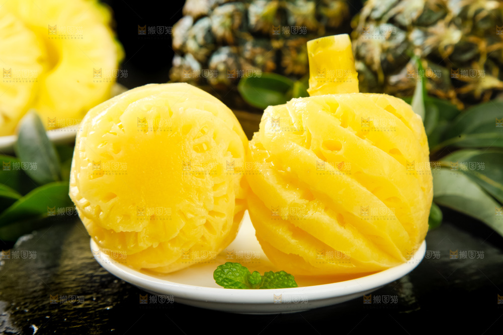 盘子里装着泰国去皮小菠萝