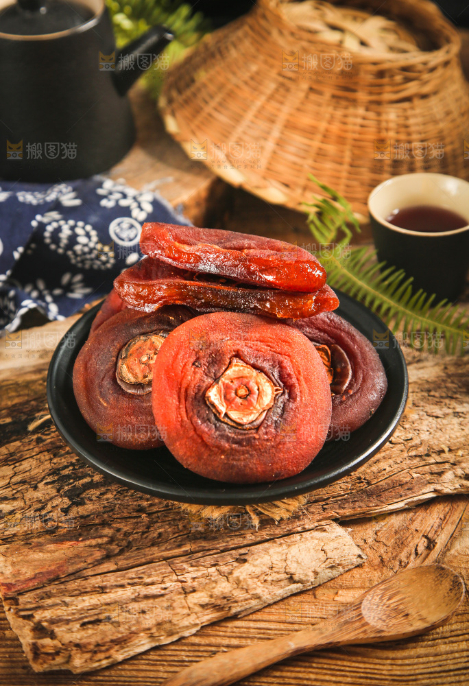 盘子里装着柿饼