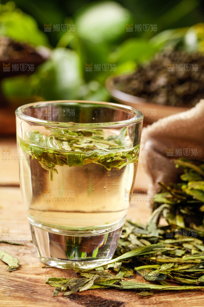 杯子里泡着龙井茶