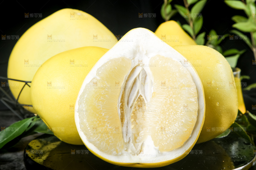 黑石板上放着白肉柚子