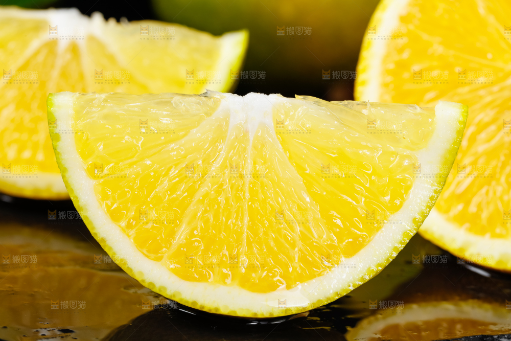 黑石板上放着蜜橙