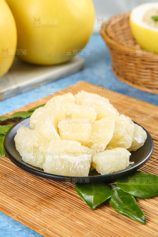 木板上放着白心柚子