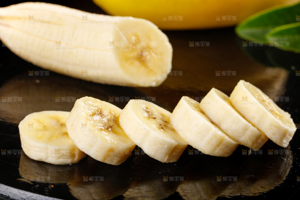 石板上放着香蕉果肉