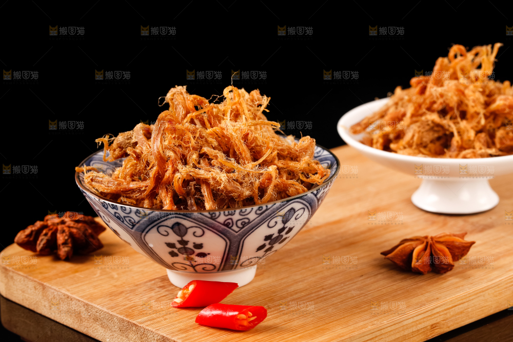 黑底上放着手撕肉干