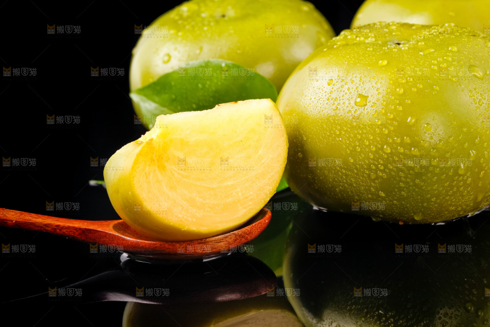 深底上的青皮甜柿子