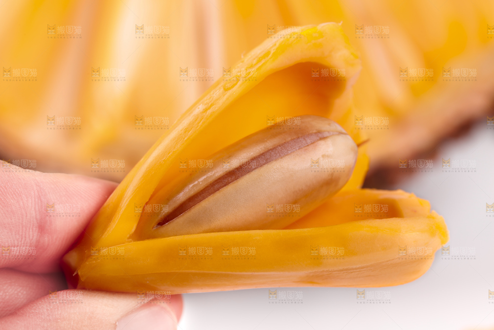 碟子里装着越南红心菠萝蜜