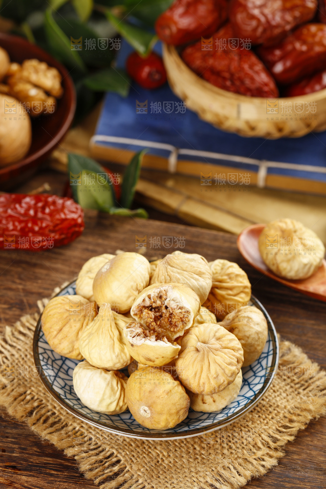 盘子里的新疆无花果干