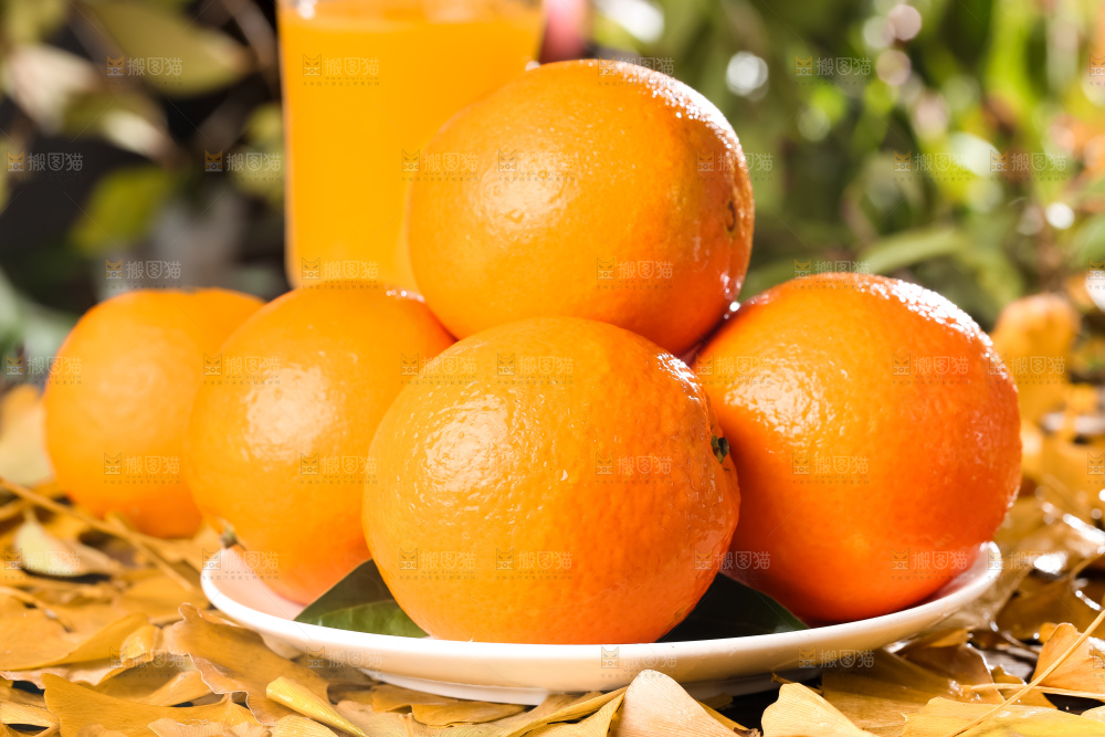 盘子里放着脐橙