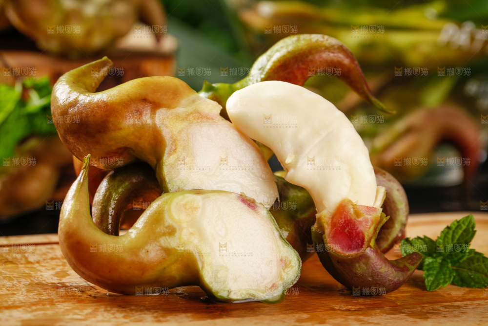 木板上的新鲜菱角