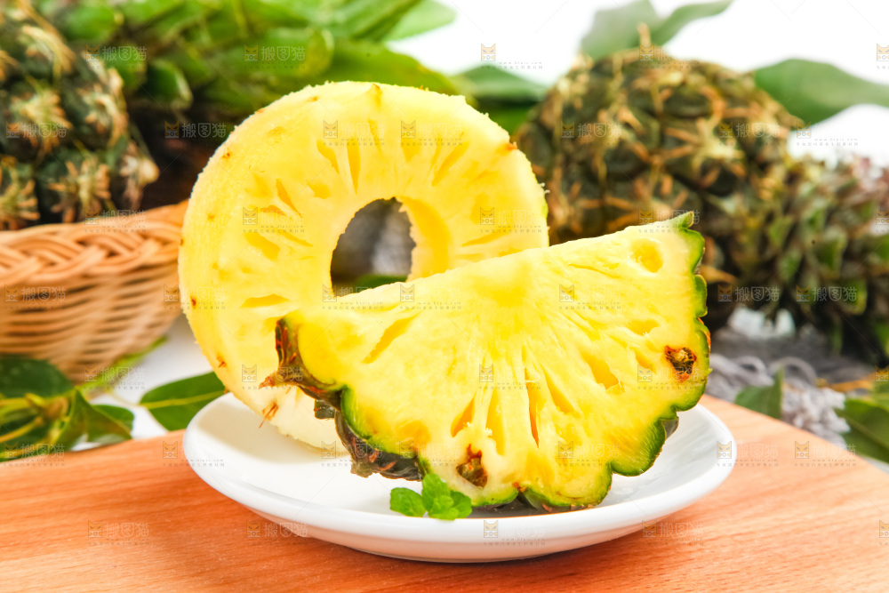 盘子里的泰国香水小菠萝