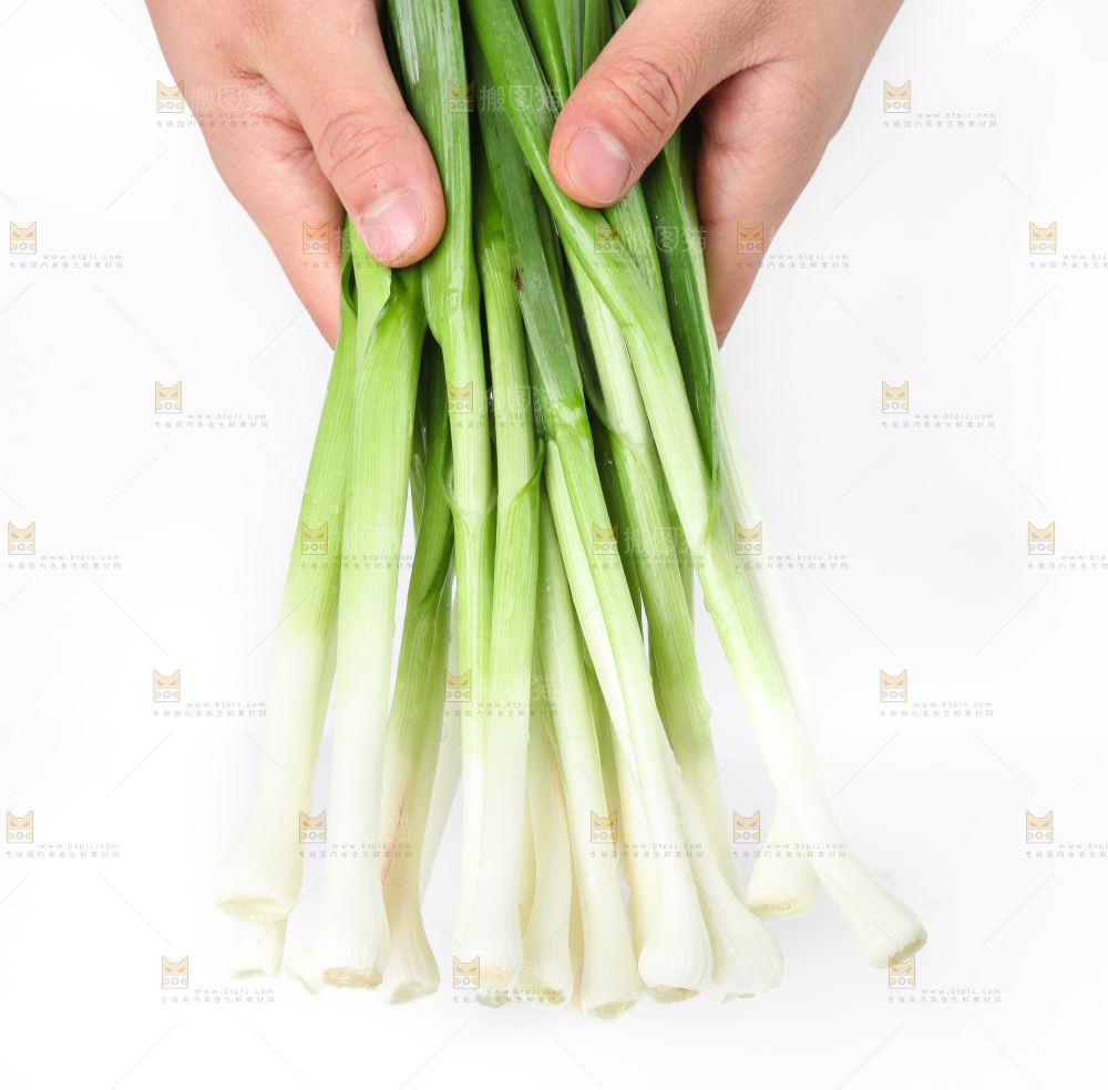 白底上放着蒜苗