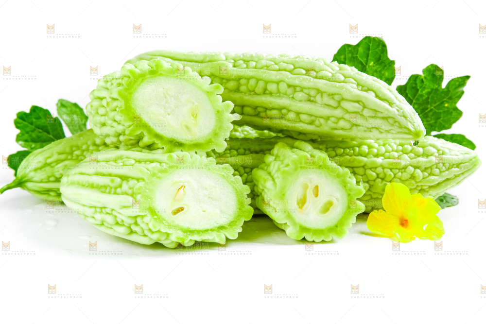 白底上摆放着新鲜苦瓜