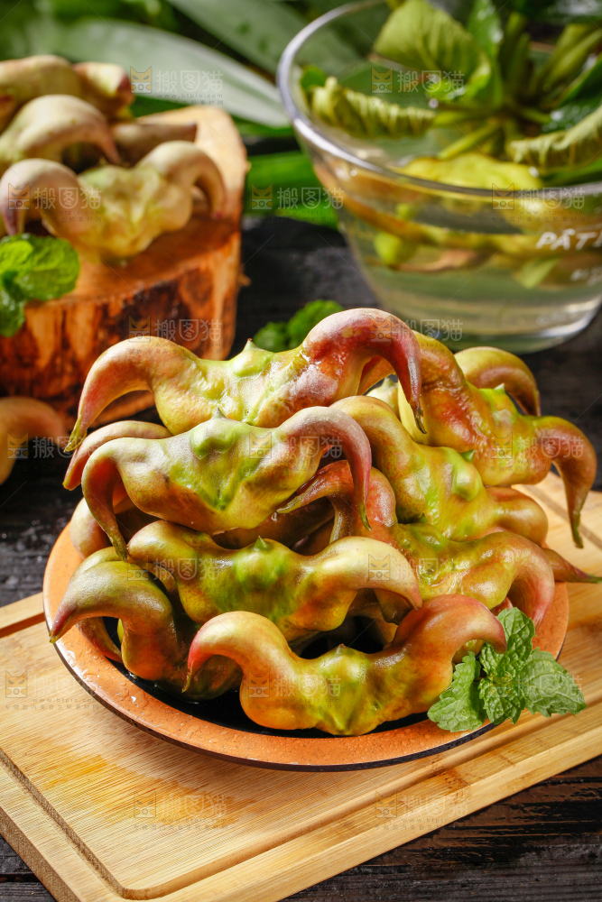 盘子里放着洪湖菱角