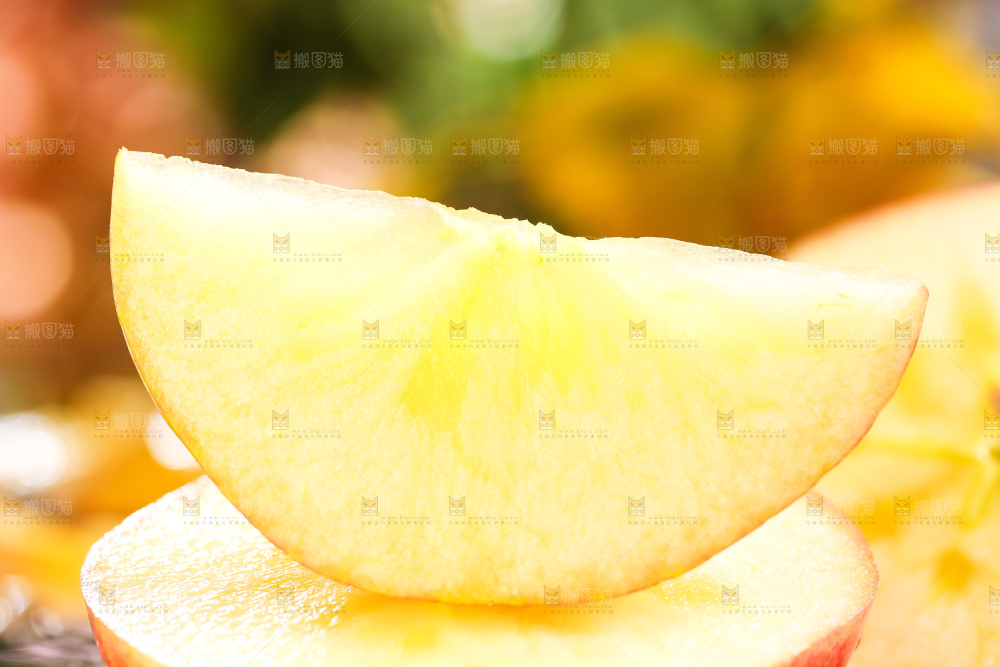 黑石板上放着盐源丑苹果