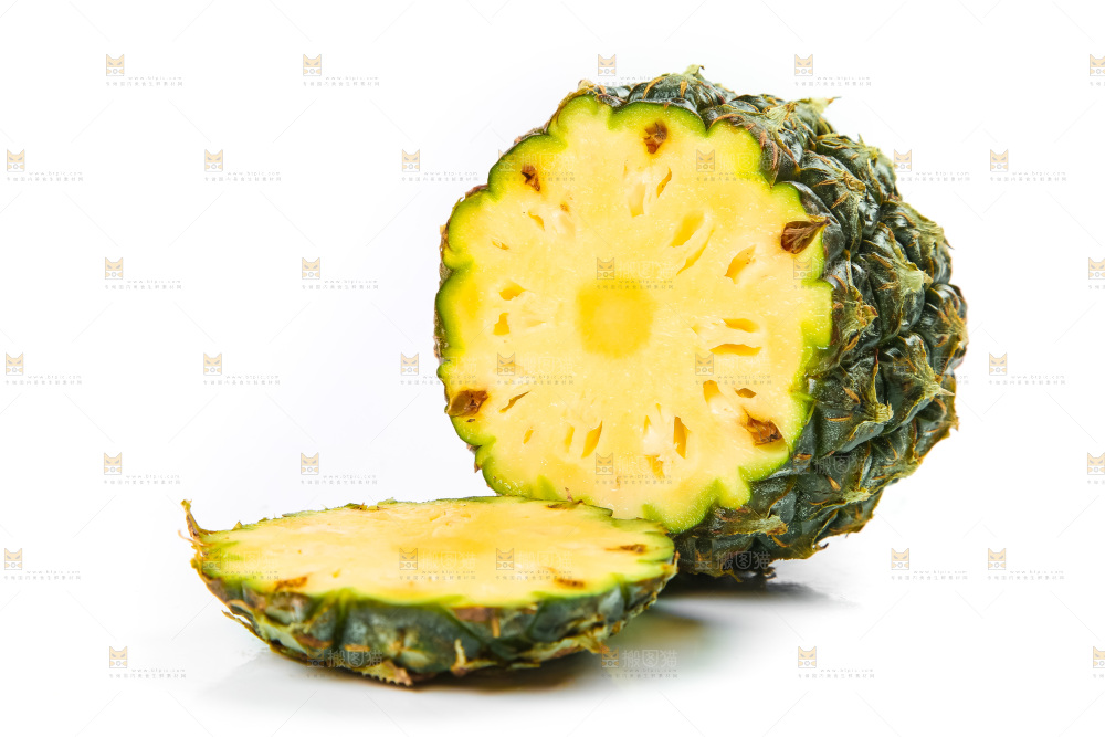 白底上的新鲜小菠萝