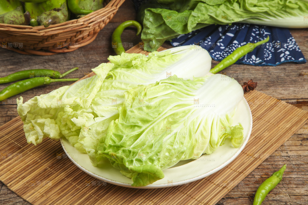 木板上放着白菜
