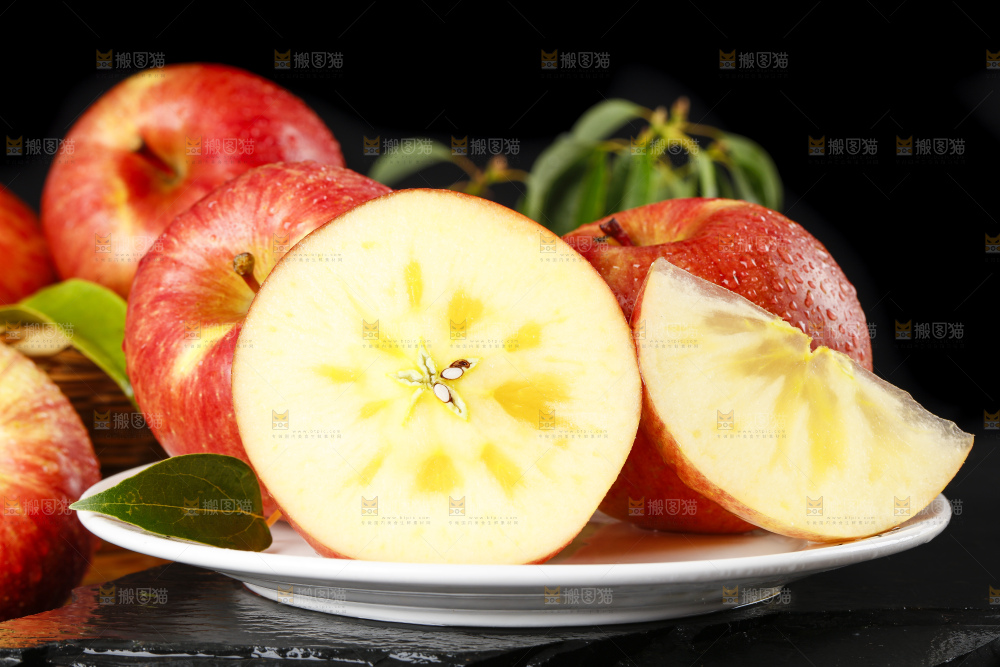 盘子里的新鲜苹果