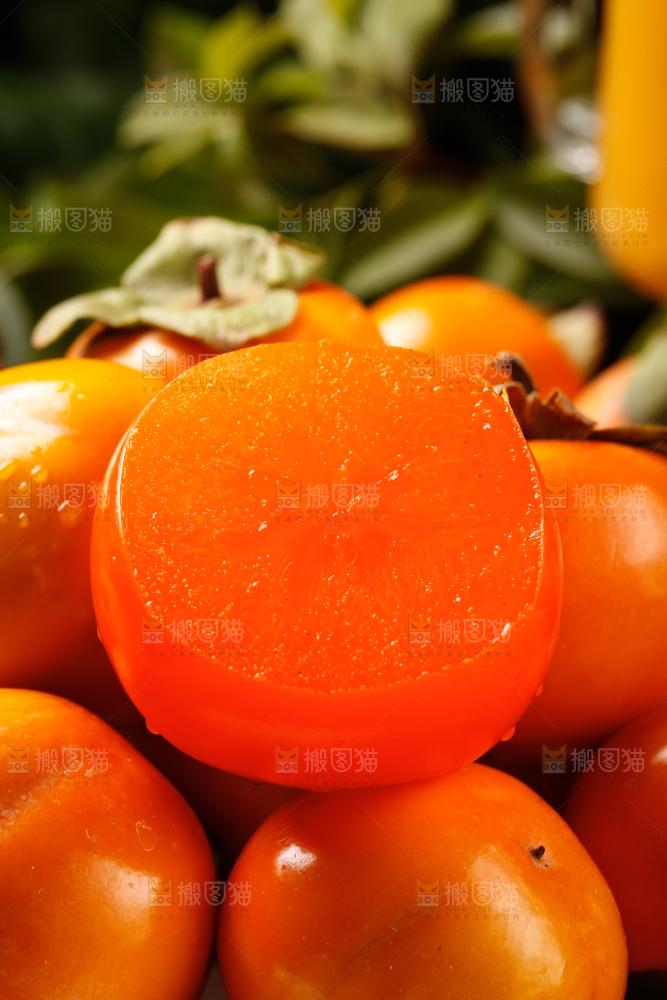 盘子里装着大柿子