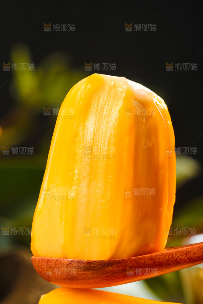 勺子上的菠萝蜜果肉