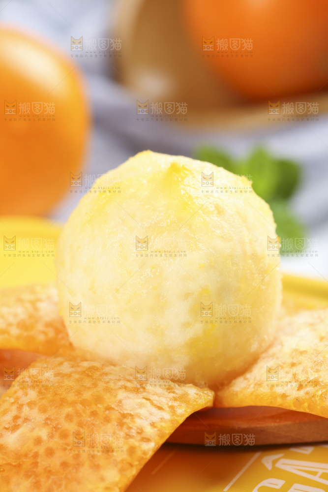 浅底上摆放着金桔