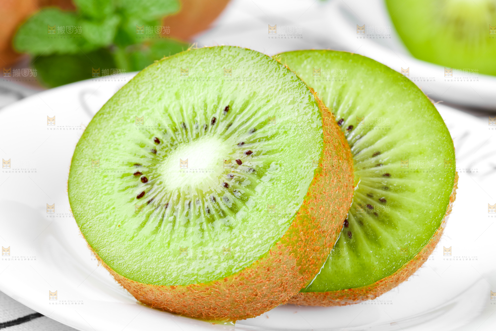 白底上放着猕猴桃