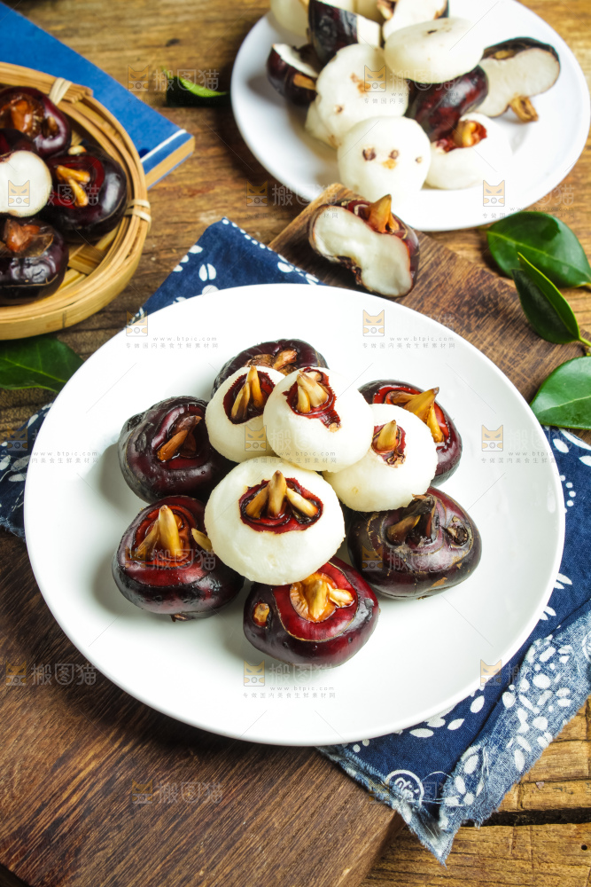 盘子里装着马蹄果