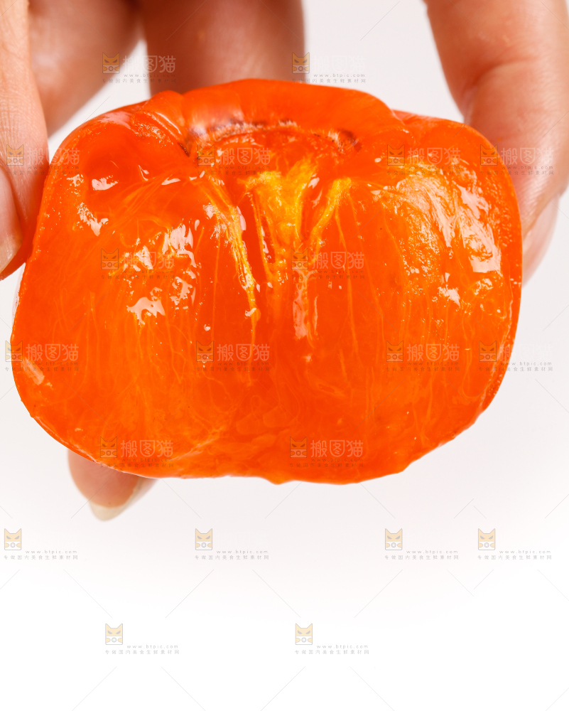 手里拿着新鲜柿子