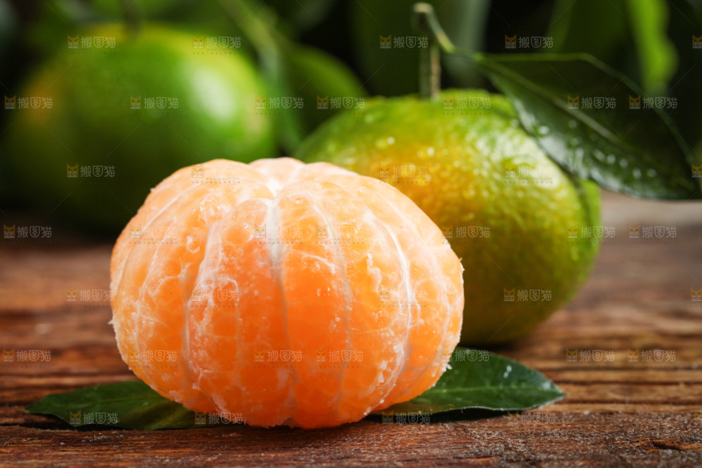 木底上的青皮蜜橘