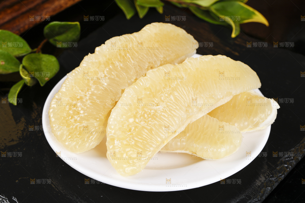 盘子里装着柚子果肉