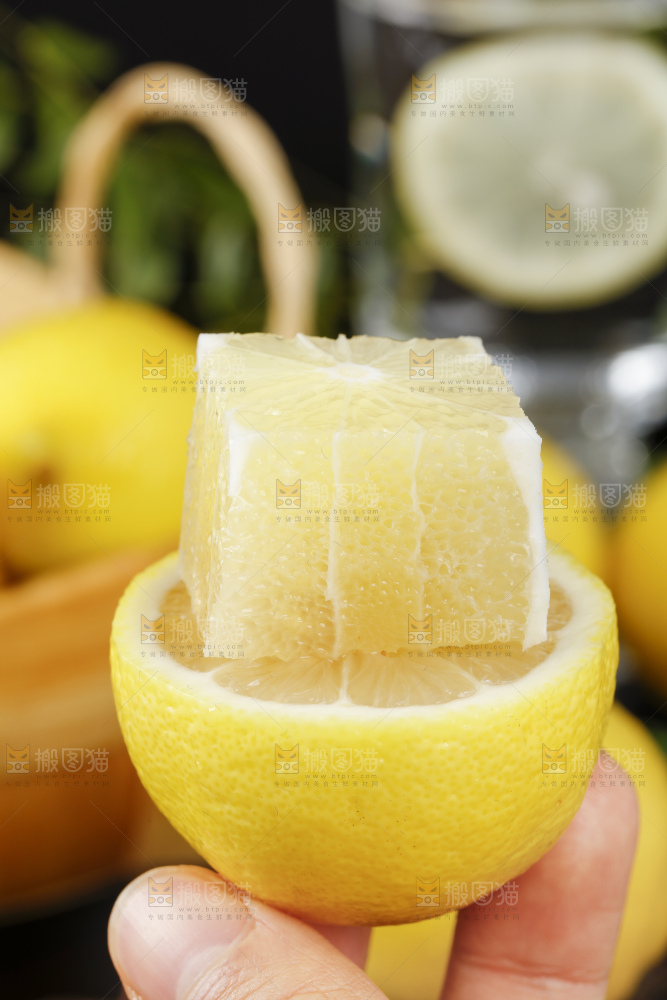 手里拿着新鲜柠檬