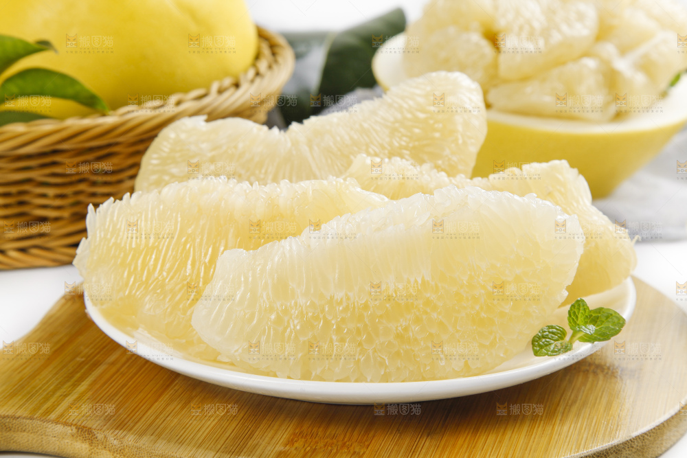 盘子里装着平和白心蜜柚