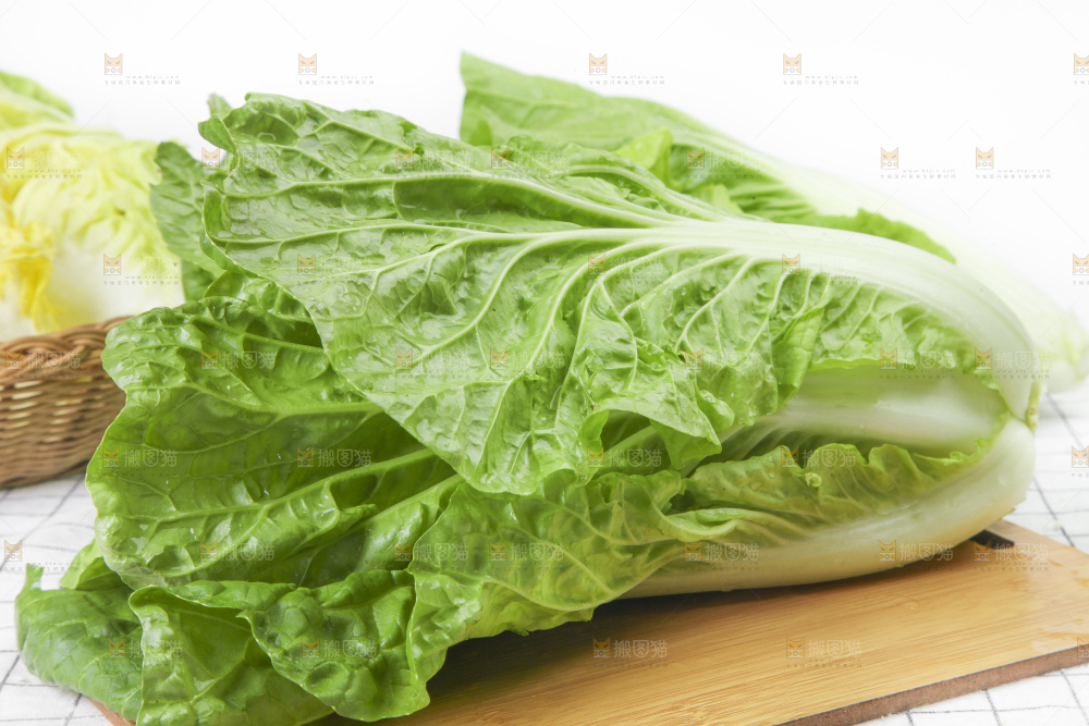 木板上的新鲜白菜