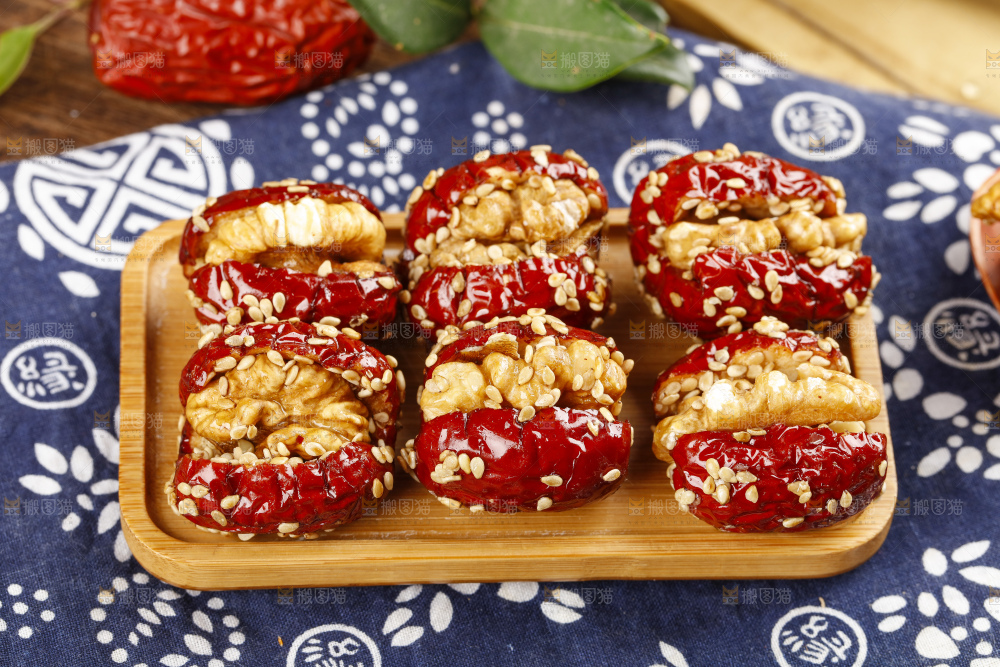 花布底上放着新疆枣夹核桃