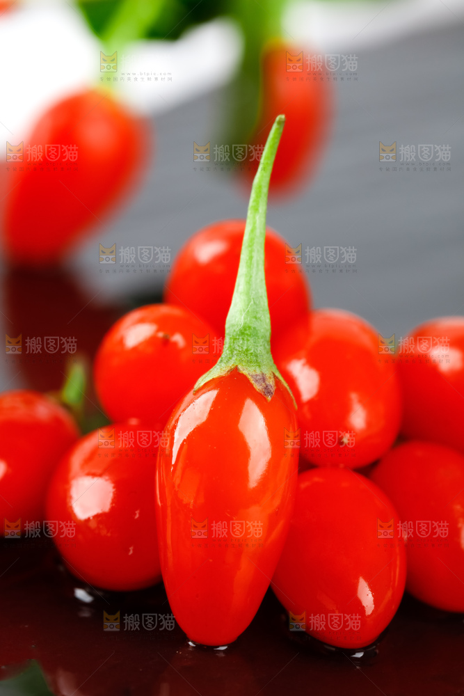 深底上放着枸杞鲜果