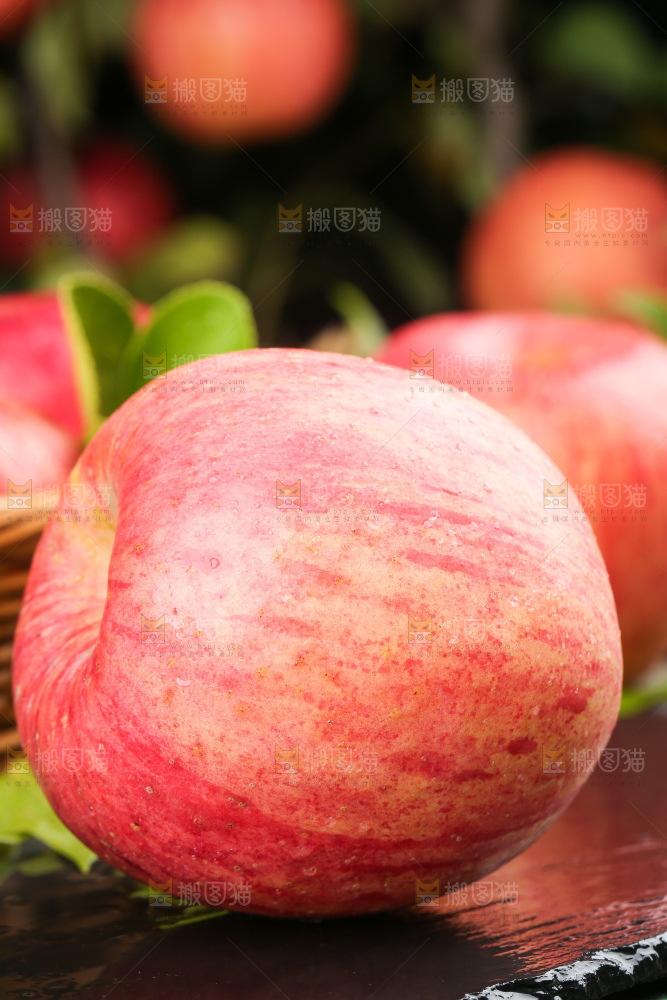 黑石板上放着新疆冰糖心苹果