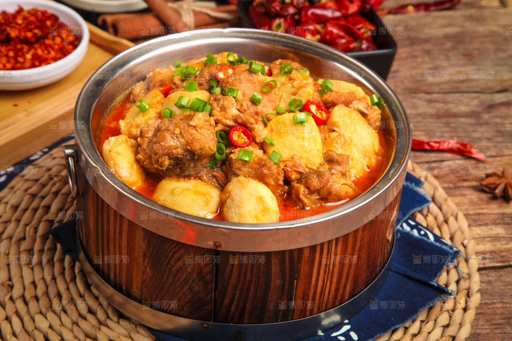 碗里装着猪肉炖芋头