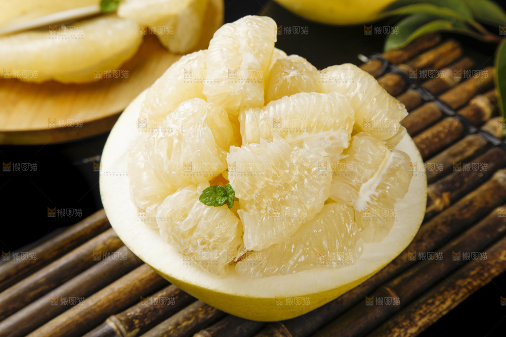 竹底上的水晶蜜柚