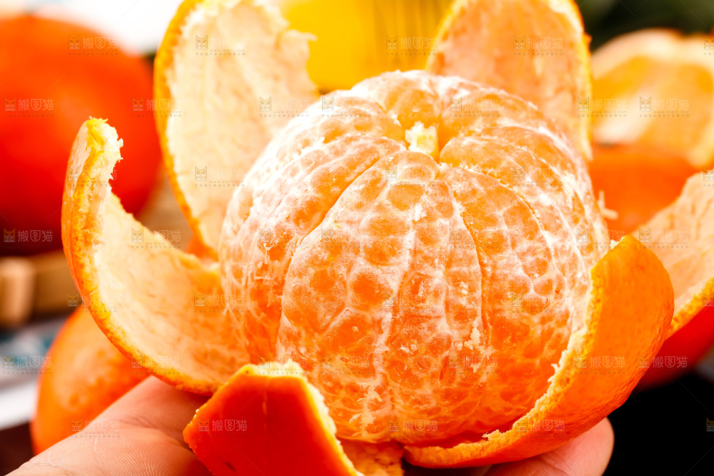 黑石板上的橘柑