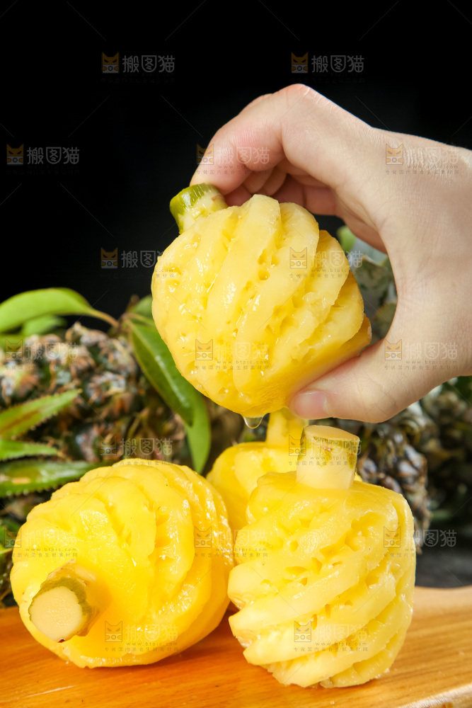 手里拿着新鲜小菠萝