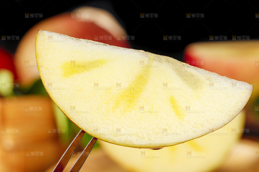 叉子上叉着苹果果肉