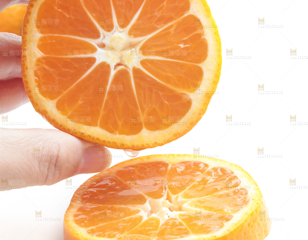 手里拿着新鲜椪柑